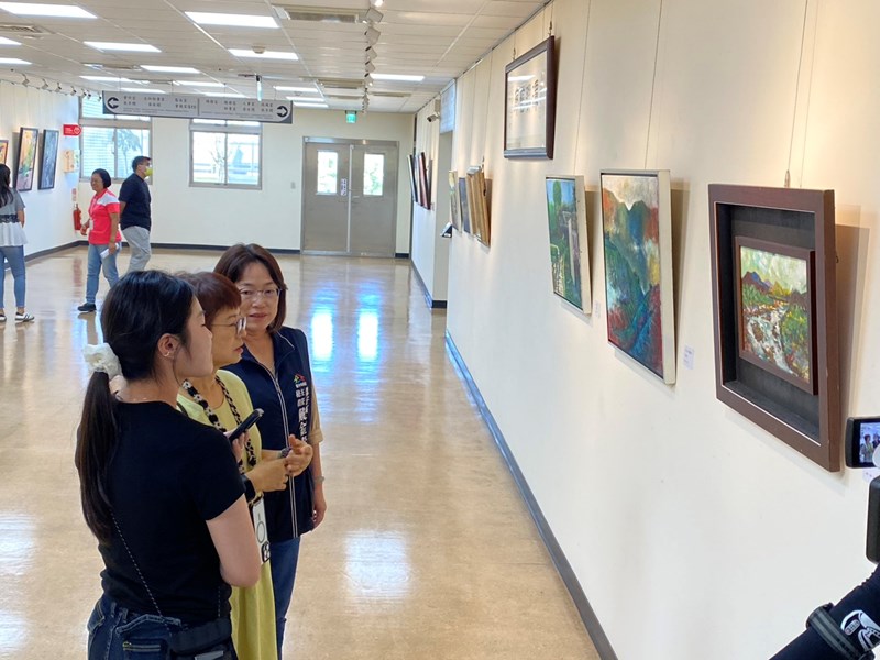 1141013潭聯藝廊-〈石雨集〉2025油畫聯展-群健電視臺採訪5